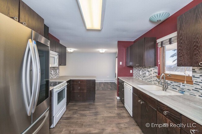 Foto del edificio - 4 Bed 2.5 Bath 1 Car Garage/ Heat Included...