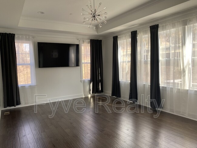 Foto del edificio - 9805 Greenside Dr