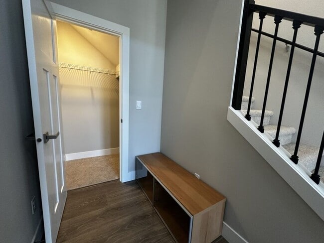 Building Photo - Modern Comfort and Style in Spacious Snoho...