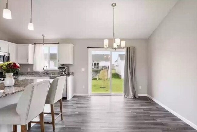 Building Photo - Charming 3BR House in Anoka.  Relocation d...