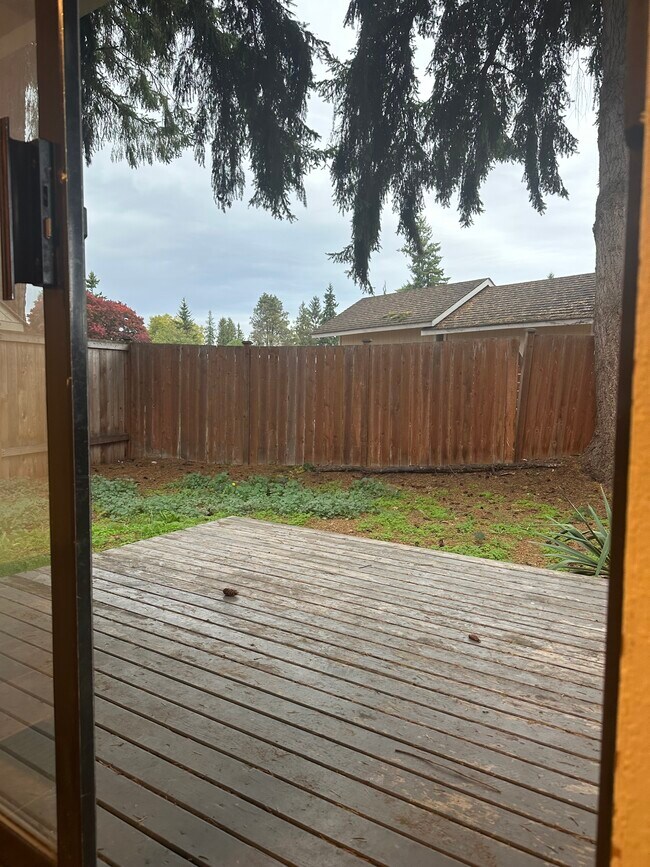 Parte trasera de la propiedad con puertas corredizas a la terraza y patio trasero cercado. - 6439 Armar Rd