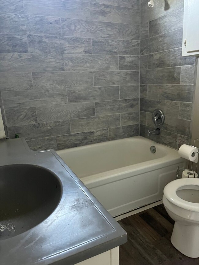 Foto del edificio - 2 bed/1 bath house