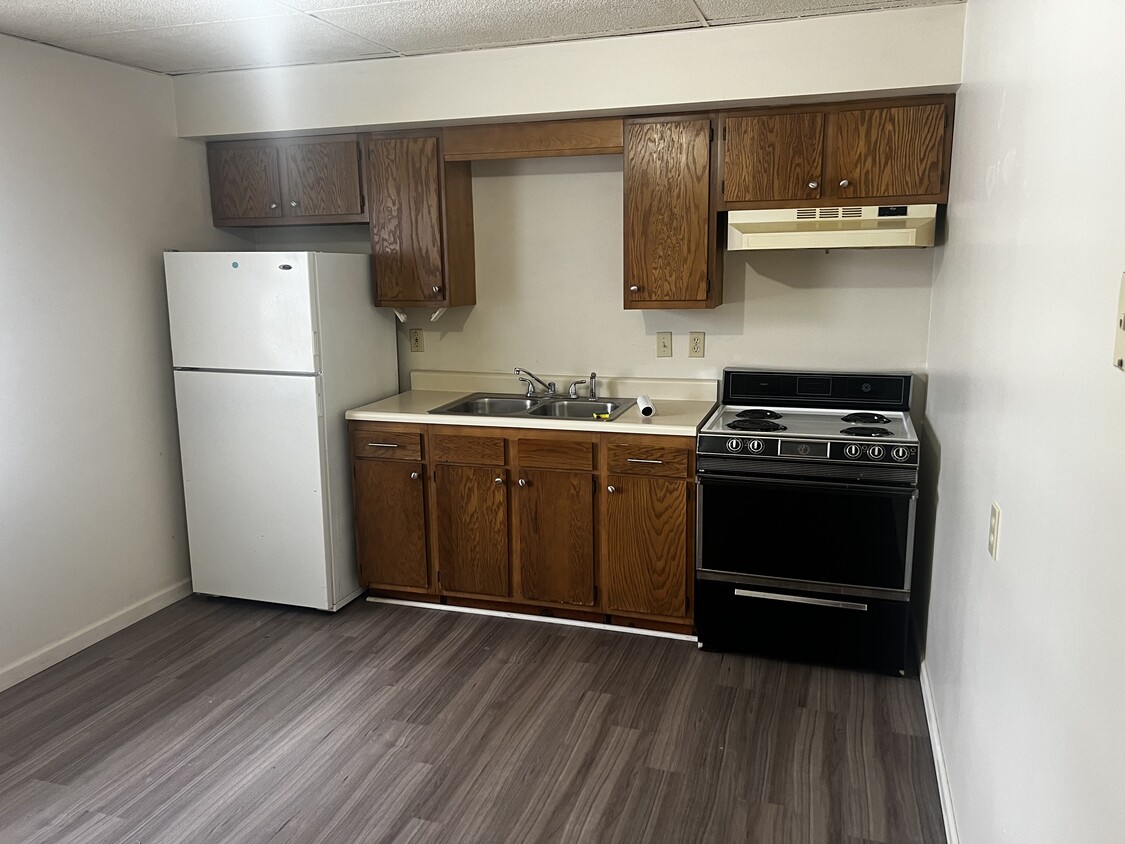 Kitchen - 833 Riverview Ave