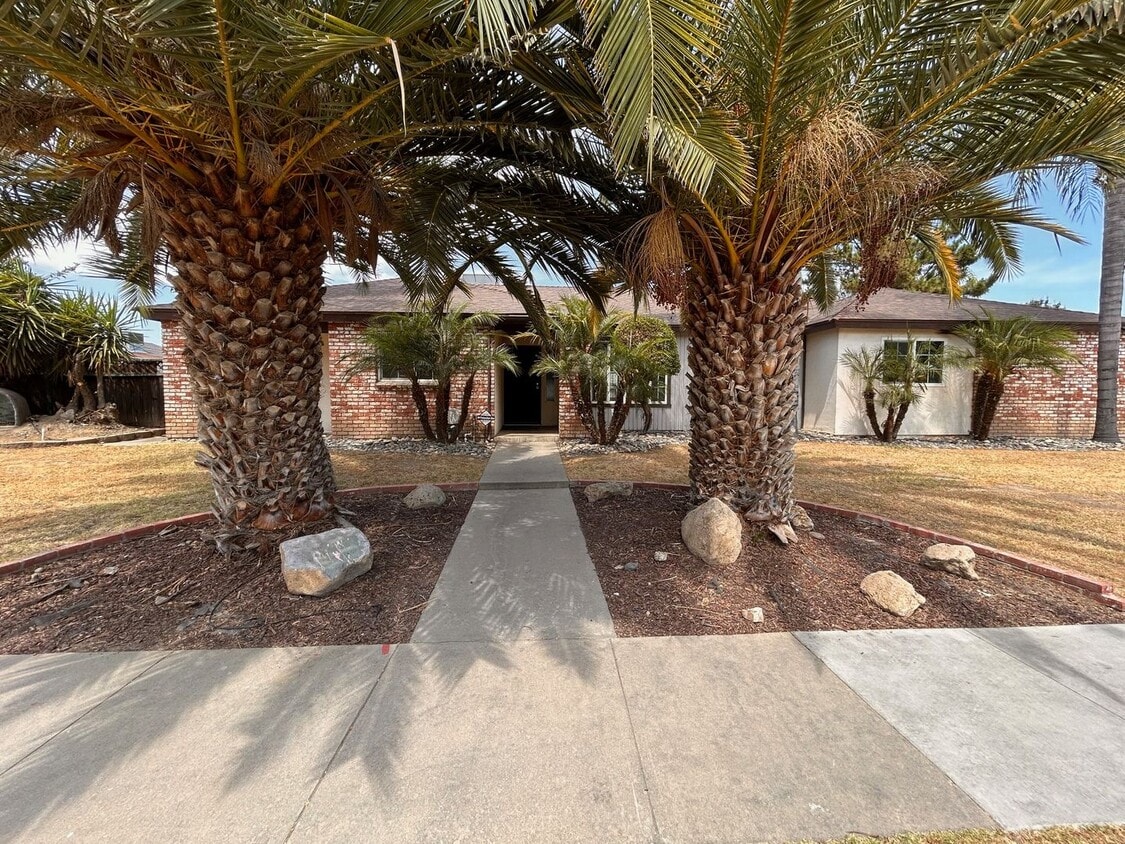Primary Photo - Cute home for rent in Tulare