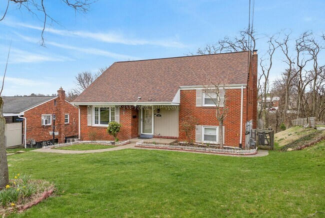 Building Photo - 455 Grace St