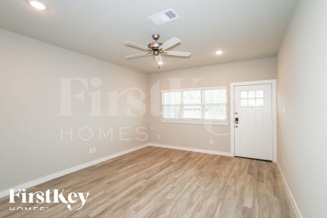 Foto del edificio - 327 Niki Dr