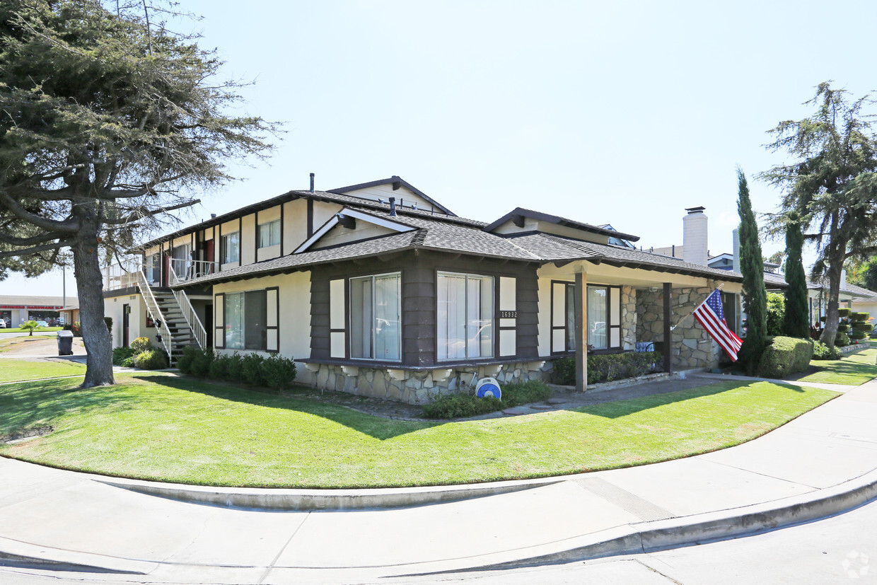 Primary Photo - 16932 Lilac Ln
