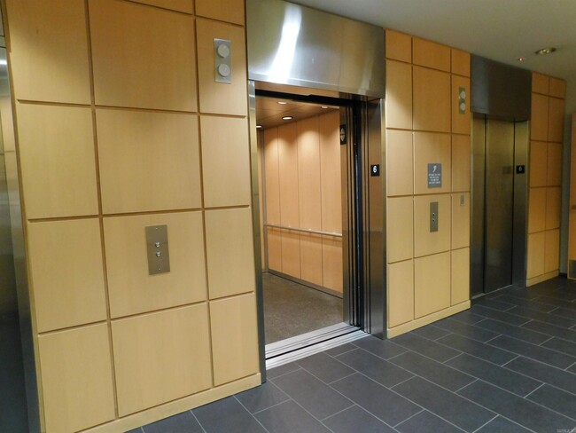 Foto del edificio - 300 E 3rd St