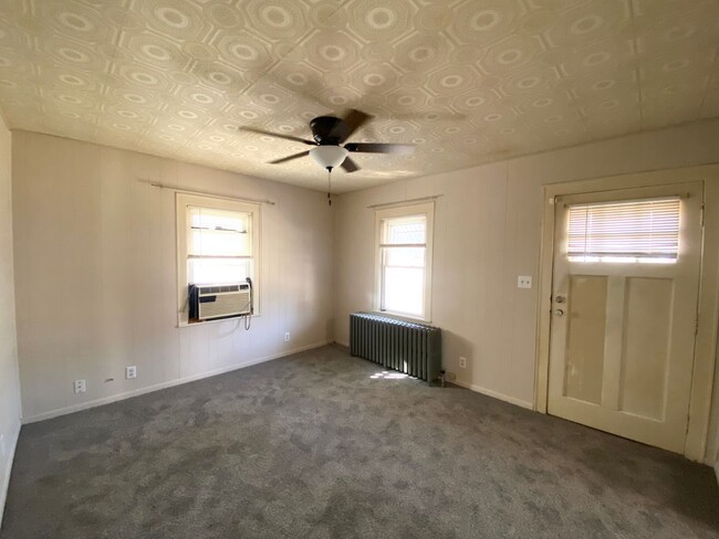 Building Photo - 2 Bedroom, 1 Bath Home Available in Peoria...