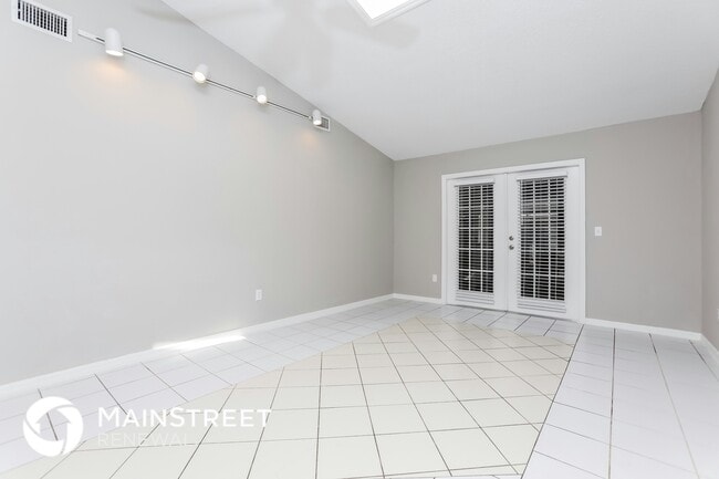 Building Photo - 231 Lago Vista St