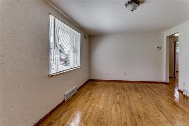 Foto del edificio - Beautiful 3 Bed / 1.5 Bath with Garage and Large Yard - Available May!!