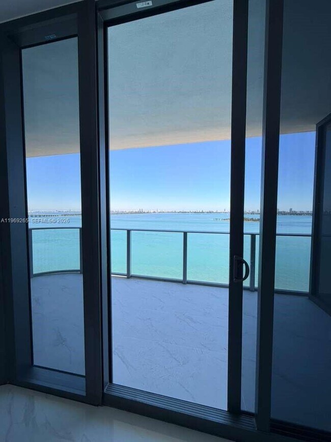 Foto del edificio - 700 NE 24th St