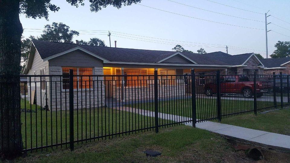 Primary Photo - 701 Twin Oaks St