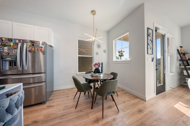 Foto del edificio - 6130 Campos Dr