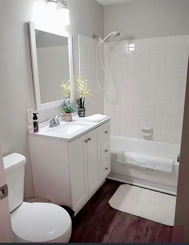 Foto principal - 8616 Hickory Ave