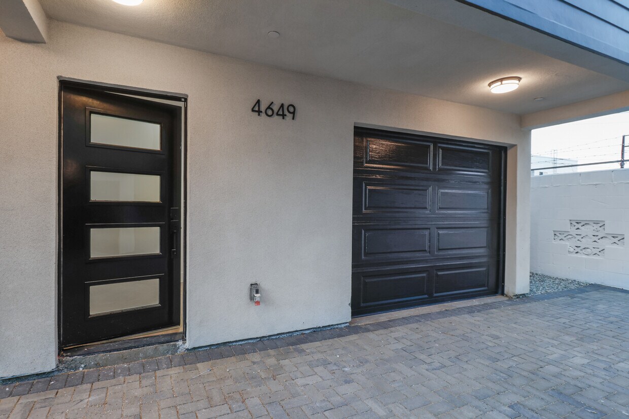 Foto principal - 4647 Pickford St