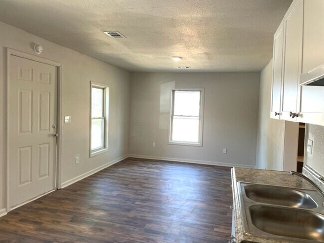 Building Photo - Newly Remodeled 2 bed / 1 bath