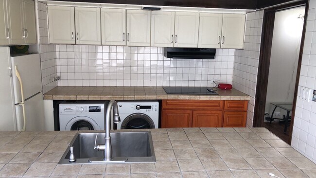 Kitchen- in unit washer/ dryer. New electric cook top - 431 Nahua St