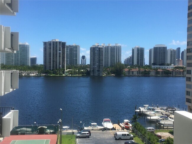 Foto del edificio - 2750 NE 183rd St