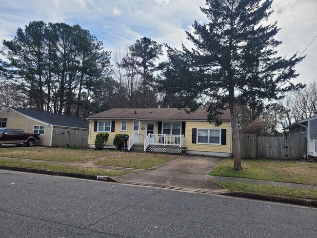 Building Photo - Gorgeous 4 Bedroom Home with Large Fenced Backyard