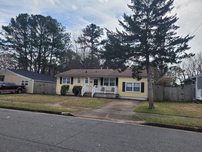 Foto del edificio - Gorgeous 4 Bedroom Home with Large Fenced Backyard