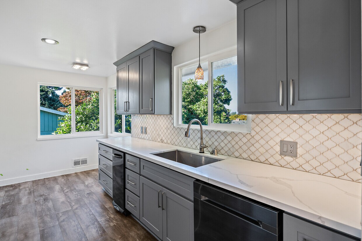 Primary Photo - 2128 Seaview Ave W