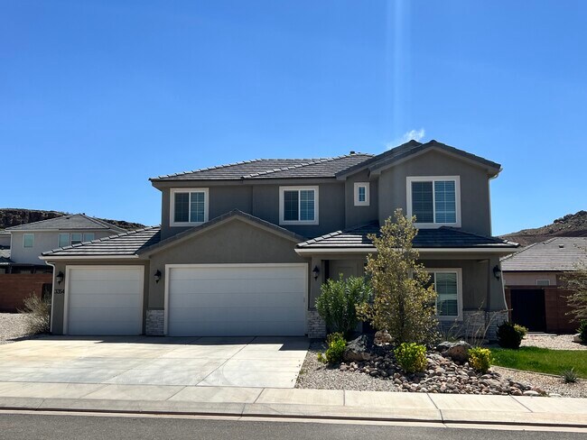 Building Photo - 3354 E Holly Dr