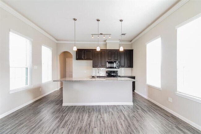 Building Photo - 803 Lakeland Cir