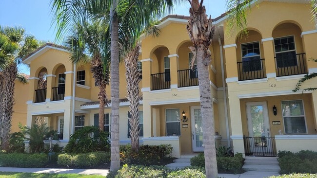 Building Photo - SEASONAL ONLY  3 bedroom, 2 1/2 bath townh...
