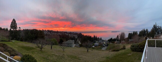 Foto del edificio - Modern 4-Bedroom Home with Panoramic Water & Mountain Views