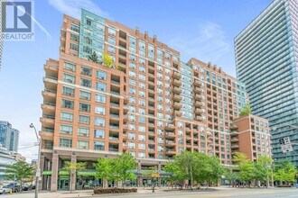 Building Photo - 887 Bay St.