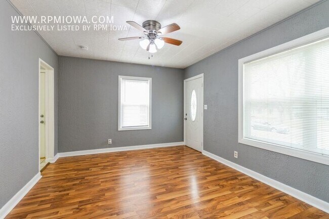 Building Photo - STAINLESS STEEL APPLIANCES! 2 Bedroom, 1 B...