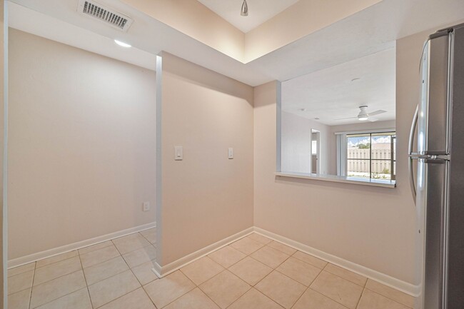 Building Photo - Available Mid April - Bonita Condo just Mi...