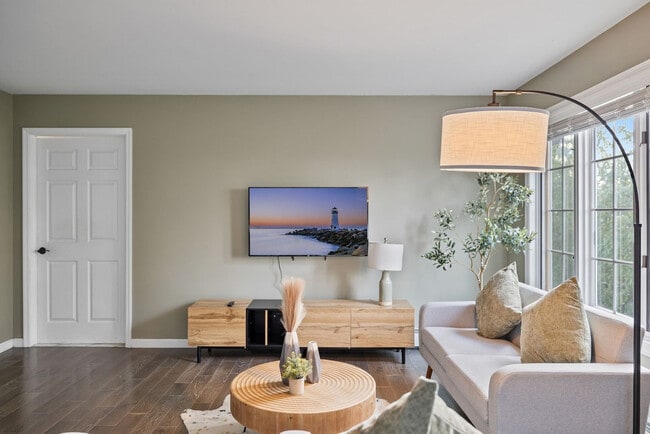 Foto del edificio - 321 Museum Village Rd