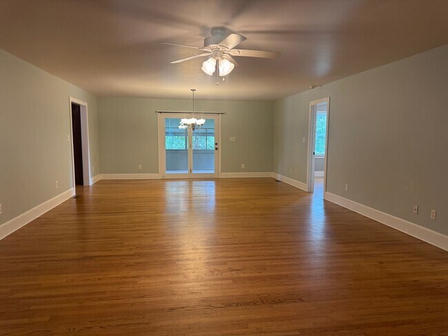Foto del edificio - 8024 Bradford Ln