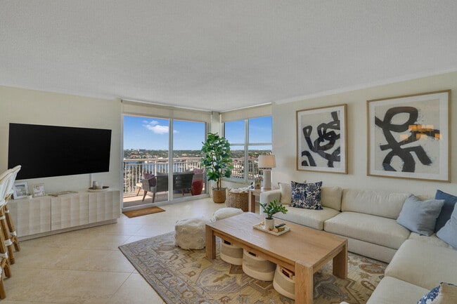 Foto del edificio - 1051 Hillsboro Mile