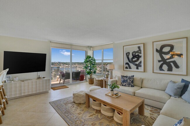 Building Photo - 1051 Hillsboro Mile