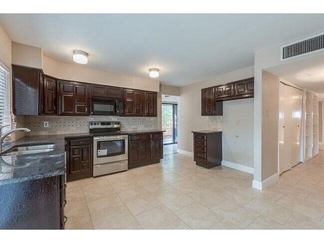 Building Photo - 2124 Courtland Cir