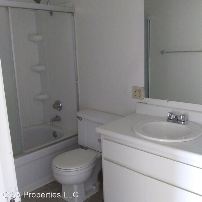 Foto del edificio - 2 br, 1 bath Apartment - 2223 Edison Avenue