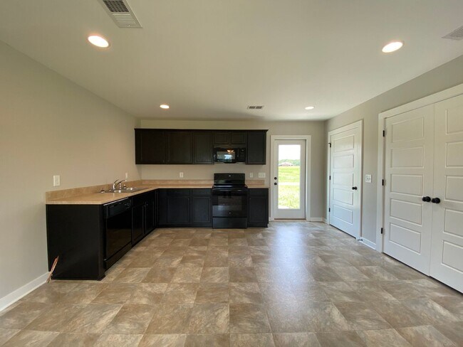 Building Photo - Home for Rent in Talladega, AL!!! Available to View with 48 Hours Notice!