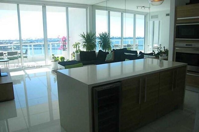 Foto del edificio - 2020 N Bayshore Dr