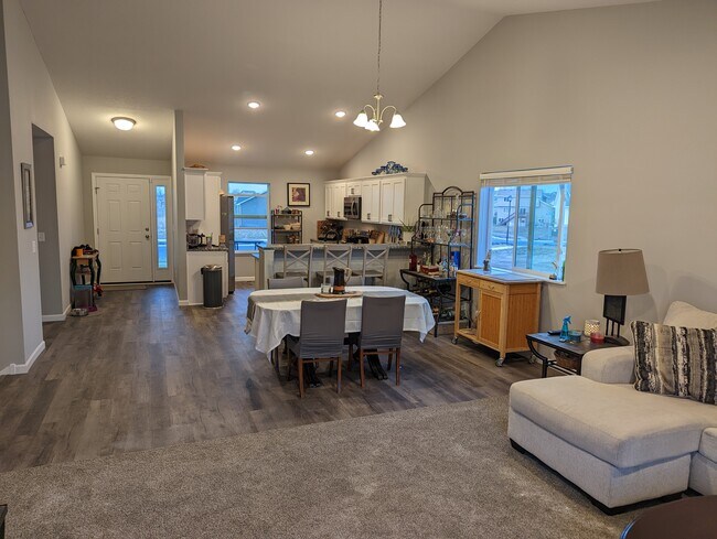 Building Photo - 1341 Balsam Ln