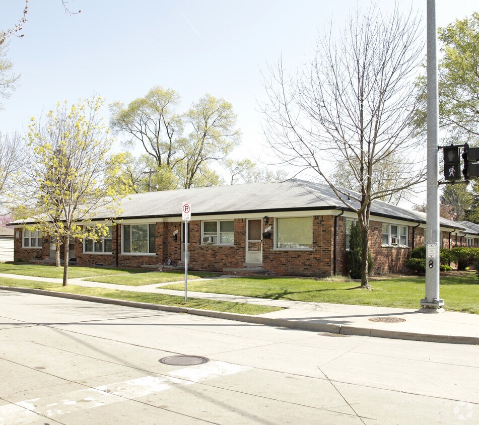 Foto principal - 701 E 13 Mile Rd