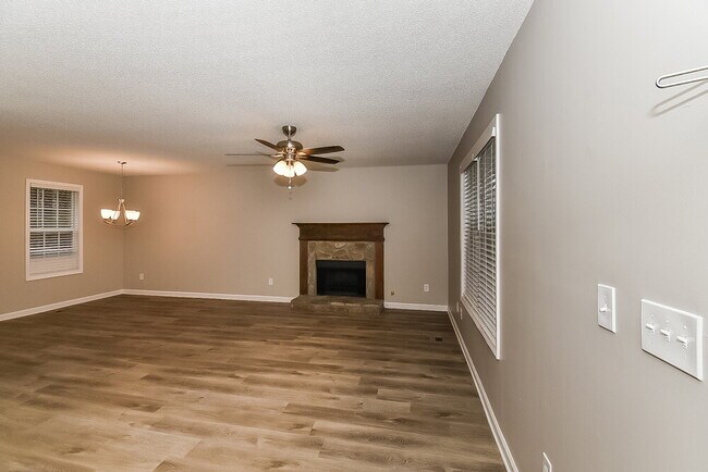 Building Photo - 625 Meadows Ct