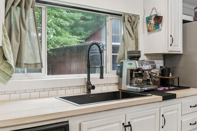 Foto del edificio - 3063 Sweet Home Rd