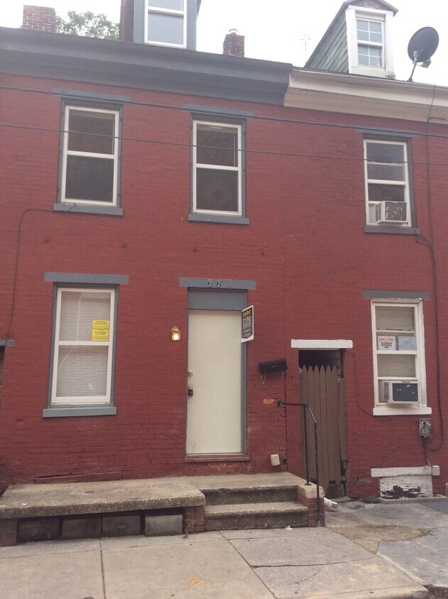 Foto principal - Cozy 3 Bedroom House, Yard-York City SD
