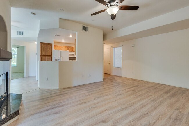 Foto del edificio - First Floor Condo Guard Gated Summerlin Re...