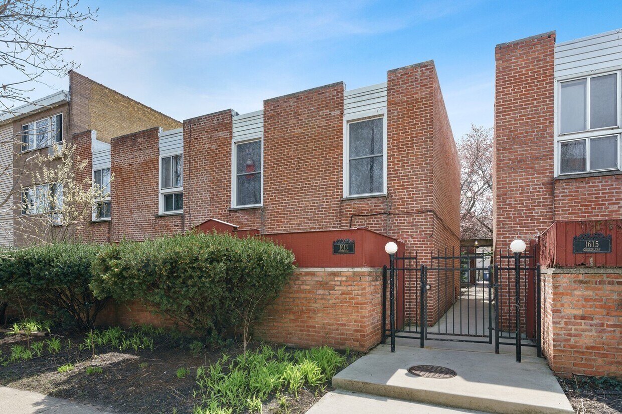 Primary Photo - 1613 W Greenleaf Ave