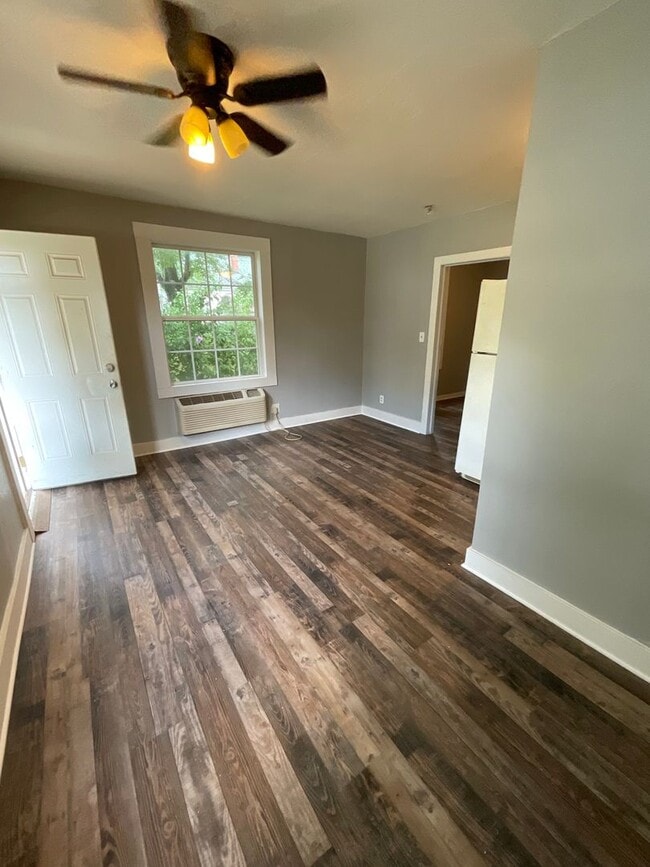 Building Photo - 1 bedroom/ bath duplex