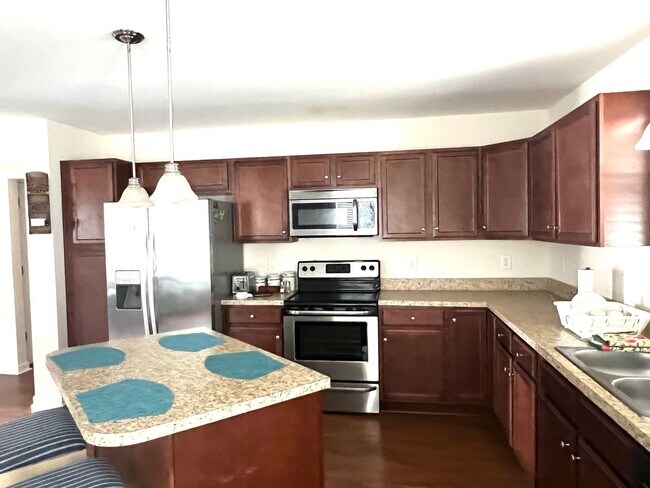 Foto del edificio - Pet-friendly, Furnished, 3 Bedroom, 2 Bath...